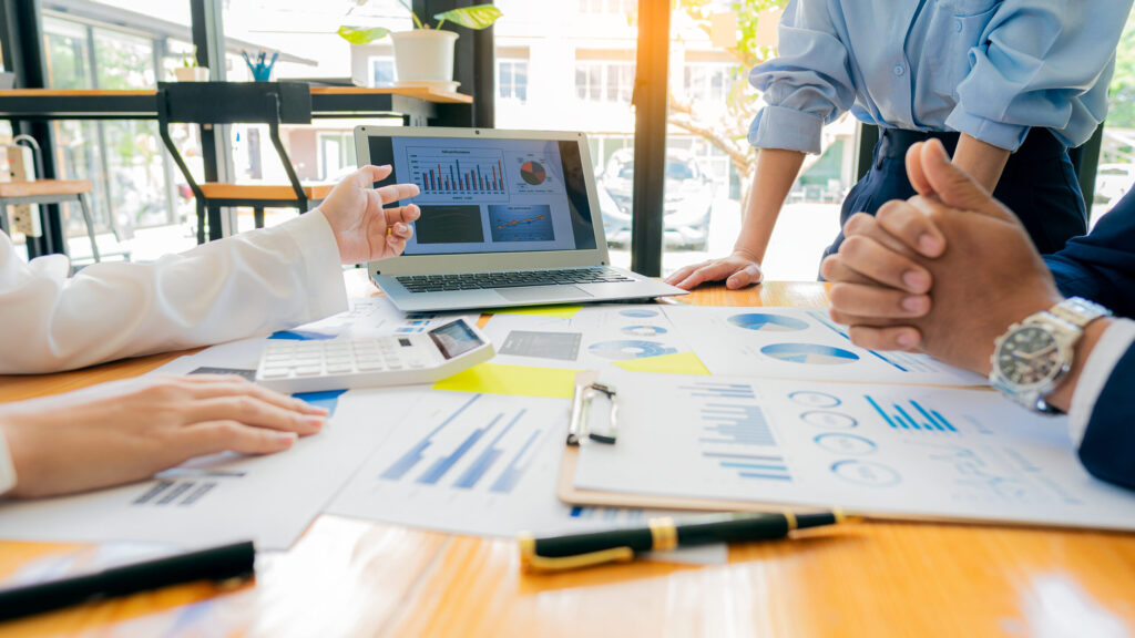 Equipo de infini haciendo consultoría