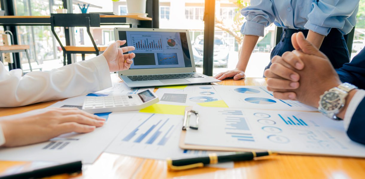 Equipo de infini haciendo consultoría
